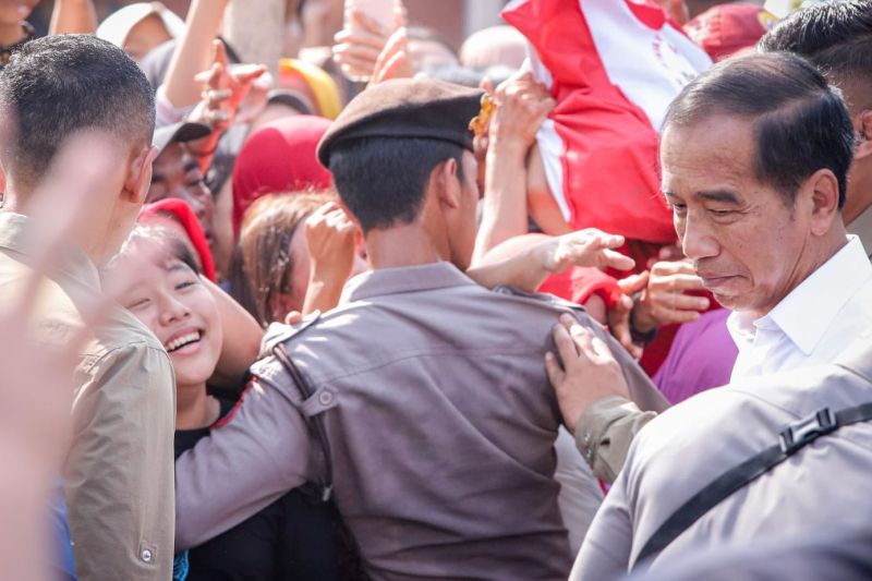 Presiden Joko Widodo (kanan) saat blusukan ke Pasar Dukuh Kupang, Surabaya, Jumat (20/9/2024). ANTARAFOTO/Rizal Hanafi