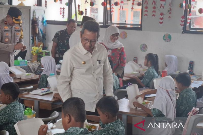 Penjabat Gubernur DKI Jakarta Heru Budi Hartono kembali memantau uji coba program makan bergizi gratis di SDN 05 Wijaya Kusuma dan SDN 07 Wijaya Kusuma, Jakarta Barat, Jumat (20/9/2024). ANTARA/Lifia Mawaddah Putri.