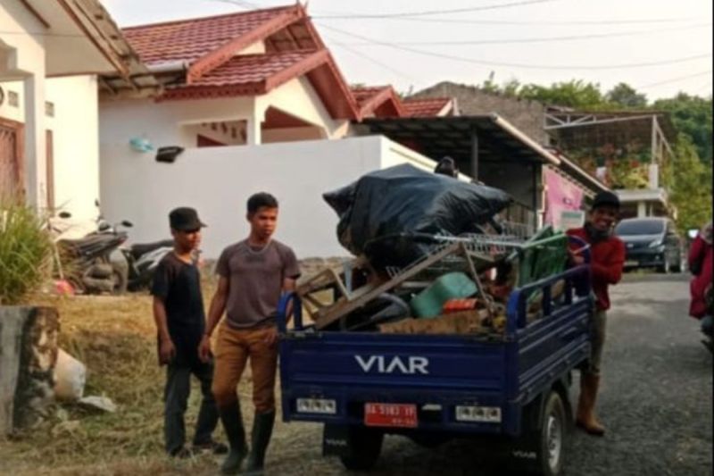 Sejumlah petugas kebersihan saat mengangkut sampah milik warga di areal perumahan beberapa waktu lalu. ANTARA/HO-DPLH Balangan