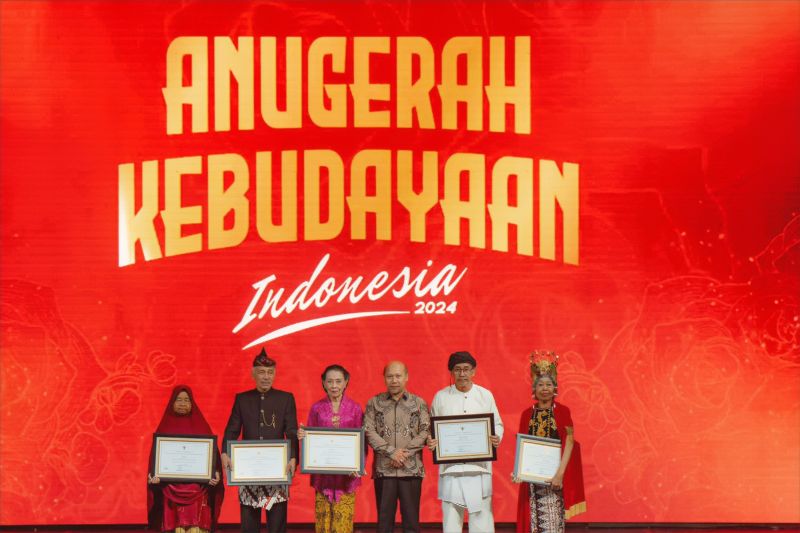 Direktorat Jenderal Kebudayaan Kemendikbudristek memberikan penghargaan Anugerah Kebudayaan Indonesia (AKI) 2024 untuk kategori Maestro Tradisi kepada (ki-ka) Baiya, Rusini, Tatang Setiadi, Temu Misti di Jakarta pada Selasa (17/9/2024). ANTARA/HO-BKHM Kemendikbudristek.