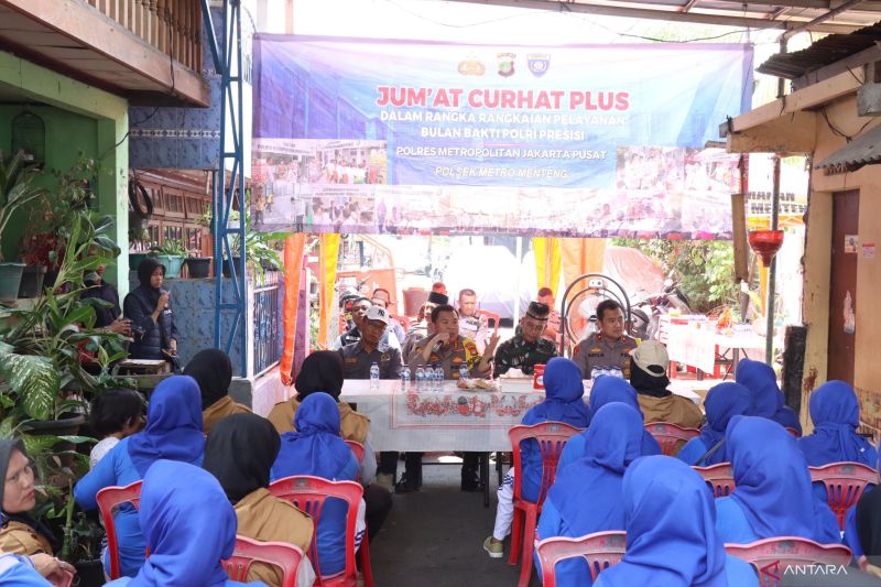 Polres Metro Jakarta Pusat bersama tiga pilar melaksanakan kegiatan Jumat Curhat Plus di RT 09/02, Menteng Tenggulun, Menteng, Jakarta Pusat, Jumat (20/9/2024). ANTARA/HO-Polres Metro Jakarta Pusat