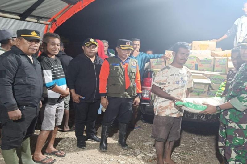 Pemerintah Kabupaten Timor Tengah Selatan menyerahkan bantuan darurat kepada korban banjir di Desa Bena, Kecamatan Amanuban Selatan (ANTARA/HO-BPBD TTS)