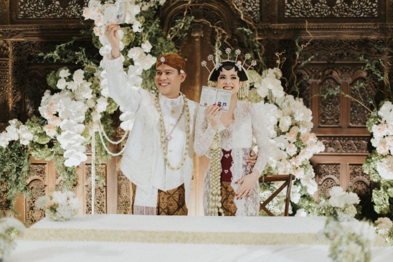 Nino RAN menikahi kekasihnya, Dhabitannisa Auni, dalam upacara pernikahan yang dilaksanakan di Jakarta, Jumat (20/9/2024). (ANTARA/HO-Hilda by Bridestory)
