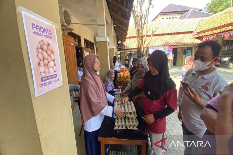 Dinas Kelautan, Perikanan, dan Peternakan Kabupaten Batang menyelenggarakan kegiatan pasar murah dengan menyediakan 400 kilogram telur, daging ayam, dan daging sapi di Batang, Jumat (20/9/2024). (ANTARA/Kutnadi)
