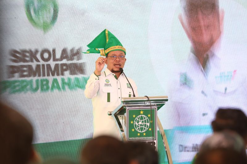 Wakil Ketua Umum Dewan Pimpinan Pusat Partai Kebangkitan Bangsa (PKB) M Hanif Dhakiri menyampaikan sambutan saat membuka Sekolah Pemimpin Perubahan (SPP) Zona VII Sulawesi-Papua di Batulapisi, Malino, Kabupaten Gowa, Sulawesi Selatan. ANTARA/HO-Dokumentasi Humas PKB.