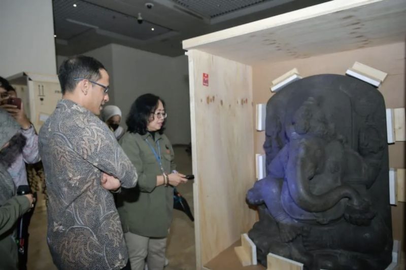 Arsip - Menteri Pendidikan, Kebudayaan, Riset, dan Teknologi Nadiem Anwar Makarim menyambut kembalinya empat arca peninggalan Kerajaan Singasari dari Belanda ke Tanah Air di Museum Nasional Indonesia, Jakarta, pada Selasa (22/8/2023). (ANTARA/HO-Kemendikbudristek)