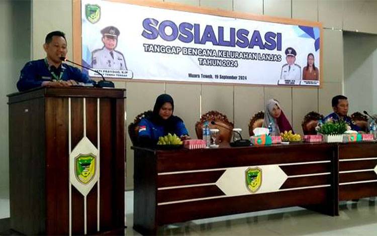 Lurah Lanjas, Romiadi Bachrul saat menyampaikan laporan kegiatan sosialisasi tanggap darurat bencana yang diikuti Ketua RT se Kelurahan Lanjas, Karang Taruna Lanjas dan RMPB Lanjas di aula Kecamatan Teweh Tengah. (Foto: Dhani)