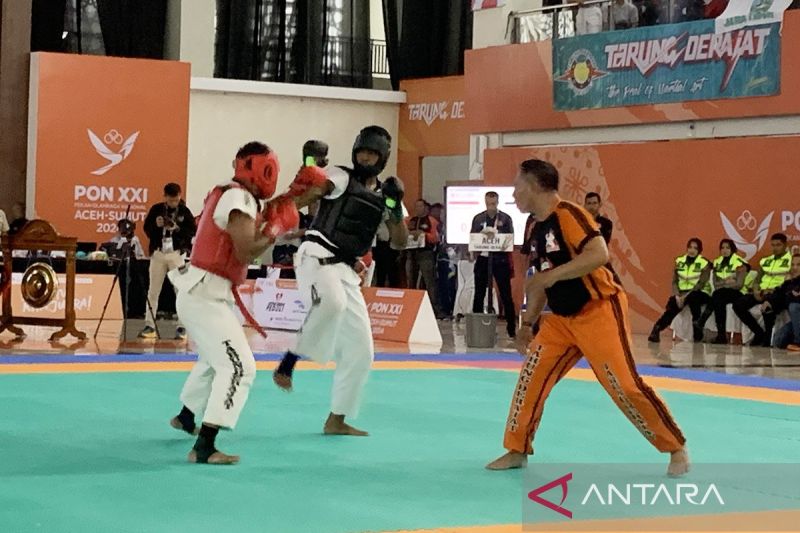 Babak penyisihan pertandingan nomor tarung bebas tarung derajat PON XXI Aceh-Sumut 2024 di Bale Meuseuraya Aceh (BMA) Kota Banda Aceh, Provinsi Aceh, Selasa (17/9/2024). ANTARA/Mario Sofia Nasution/aa.