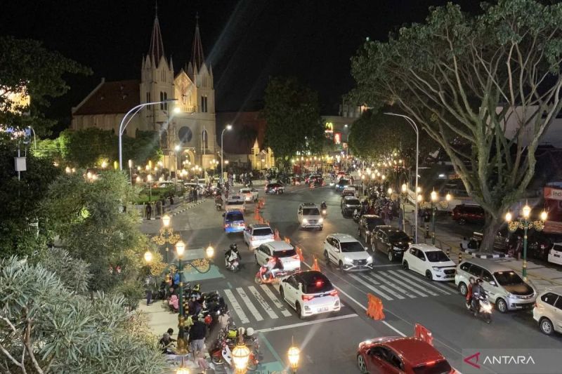 Suasana di kawasan wisata Kayutangan Heritage Kota Malang, Jawa Timur, menjelang perayaan pergantian tahun, Sabtu (31/12/2022). (ANTARA/Vicki Febrianto)