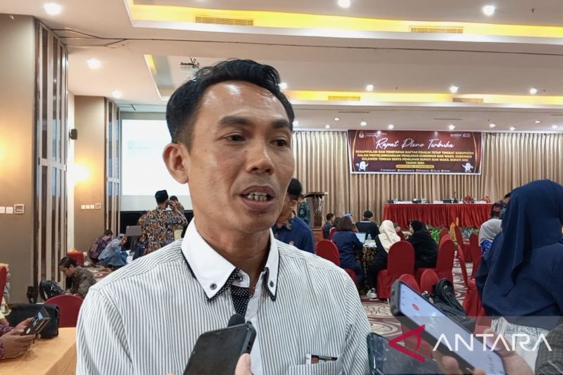 Ketua Bawaslu Kabupaten Sigi Hairil saat mengikuti rapat pleno terbuka rekapitulasi dan penetapan daftar pemilih tetap (dpt) tingkat kabupaten pada pilkada serentak tahun 2024. ANTARA/MOH SALAM