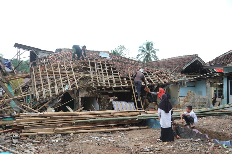Menteri Sosial (Mensos) Saifullah Yusuf atau Gus Ipul menginstruksikan jajarannya untuk bergerak cepat memberikan penanganan pasca gempa yang terjadi di Kabupaten Pulau Morotai, Provinsi Maluku Utara pada Jumat (20/9/2024). (ANTARA/HO-Biro Humas Kemensos)