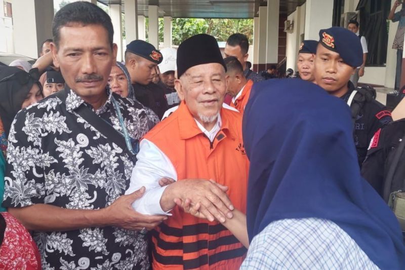 Sidang mantan Gubernur Malut dua periode, Abdul Gani Kasuba (AGK) ditunda pekan depan, nampak AGK keluar dari ruangan sidang PN Ternate dan dikerumuni puluhan keluarga dan pendukungnya untuk berjabat tangan, Jumat (20/9/2024). ANTARA/Abdul Fatah (Abdul Fatah)