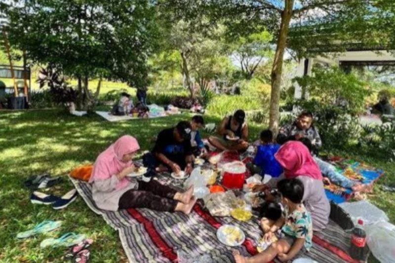 Sejumlah pengunjung menikmati objek wisata Kebun Raya Banua Kalimantan Selatan di Banjarbaru, beberapa waktu lalu. (ANTARA/HO-Pemprov Kalsel)