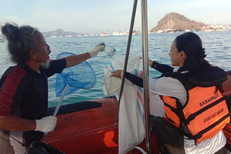 Pembersihan di perairan laut Labuan Bajo oleh KSOP Kelas III Labuan Bajo bersama instansi maritim dalam rangkaian Harhubnas 2024 dan World Cleanup Day 2024. (ANTARA/HO-Dokumentasi Pribadi)