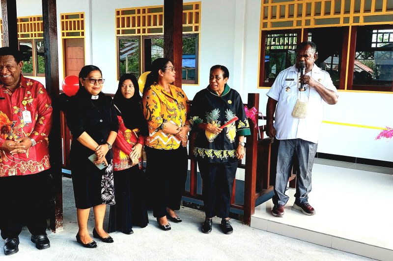 Bupati Asmat, Papua Selatan, Elisa Kambu meresmikan PAUD De Ces Cus Bemap di Distrik Agats, Jumat (20/9/2024). ANTARA/Yuvensius Lasa Banafanu)