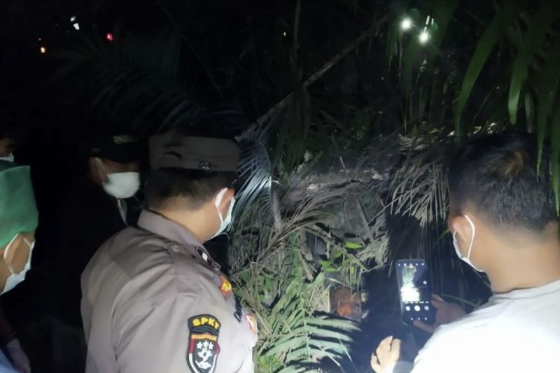 Anggota kepolisian dari Polsek Mandau dan tim medis melakukan evakuasi terhadap sesosok mayat yang ditemukan di semak belukar jalan Lintas Duri-Dumai, Kecamatan Bathin Solapan. (/ANTARA/HO-Polsek Mandau
