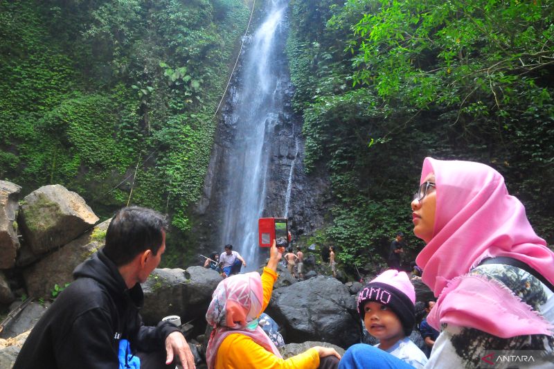 Objek wisata Air Terjun Montel di Kudus, Jawa Tengah, menjadi pilihan tujuan wisata bagi keluarga. (ANTARA FOTO/Yusuf Nugroho/foc)