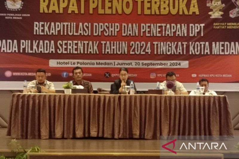 Ketua KPU Medan Mutia Atiqah didampingi 4 Komisioner KPU lainnya pada Rapat Pleno Terbuka Rekapitulasi DPSHP dan Penetapan DPT pada Pilkada serentak tahun 2024 tingkat Kota Medan di Hotel Le Polonia Medan, Jumat (20/9/2024). (ANTARA/Juraidi)