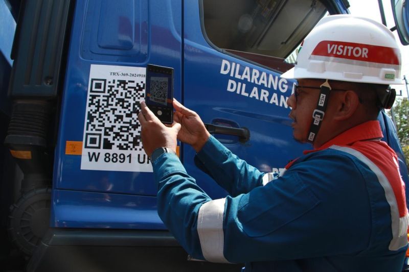 Pertamina Patra Niaga Jatimbalinus memasang QR Code pada mobil tangki industri pengangkut BBM berwarna biru putih di Surabaya, Jawa Timur, Jumat (20/9/2024). (ANTARA/HO-Pertamina Patra Niaga)