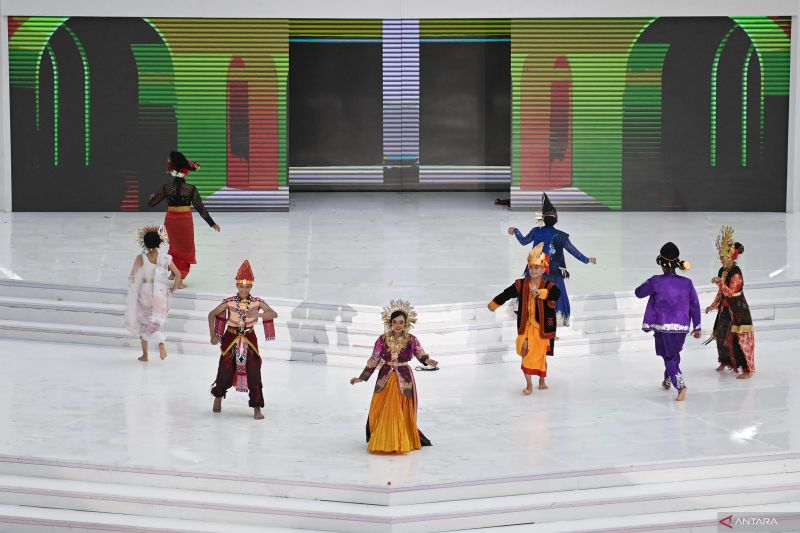 Sejumlah penari menampilkan tarian nusantara dalam penutupan PON XXI Aceh-Sumut 2024 di Stadion Utama Sumatera Utara, Sumut Sport Centre, Deli Serdang, Sumatera Utara, Jumat, (20/9/2024). ANTARA FOTO/Nova Wahyudi/rwa.