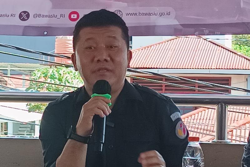 Koordinator Divisi Pencegahan, Partisipasi Masyarakat, dan Hubungan Masyarakat Bawaslu Sulut, Steffen Linu. ANTARA/Karel A Polakitan