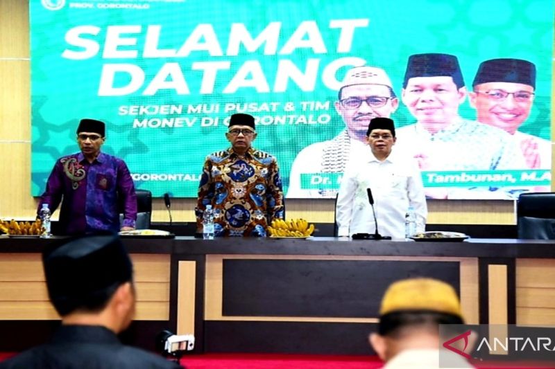 Sekretaris Jenderal MUI Pusat Amirsha Tambunan (kemeja putih), Pj Gubernur Gorontalo Rudy Salahuddin dan Ketua MUI Provinsi Gorontalo, saat menghadiri Workshop Dakwah Disabilitas yang dirangkaikan dengan silahturahmi bersama Sekjen MUI, di Kampus I IAIN Sultan Amai Kota Gorontalo, Jumat (20/9/2024). (ANTARA/HO-Diskominfotik Provinsi Gorontalo)