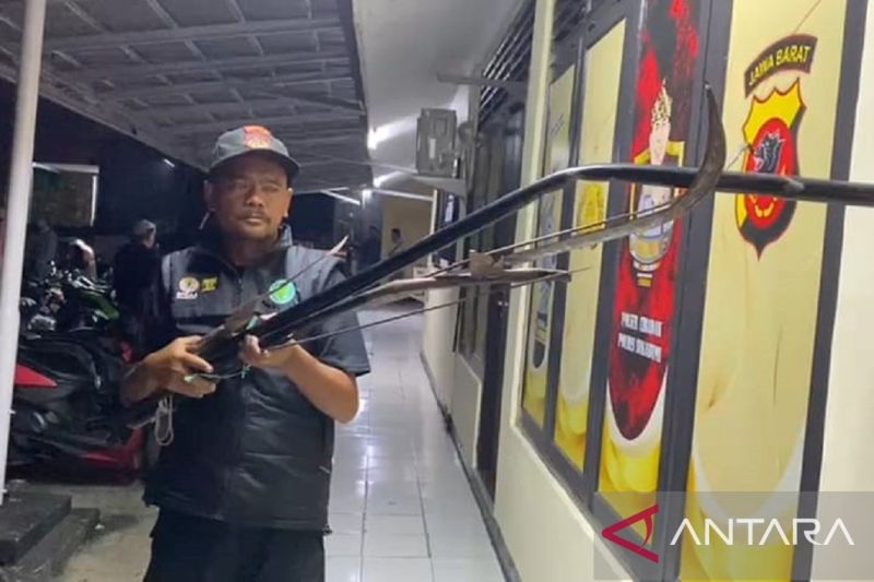 Barang bukti senjata tajam yang disita dari enam tersangka terduga pelaku penyerangan Pasar Cibadak, Kecamatan Cibadak, Kabupaten Sukabumi, Jawa Barat pada Kamis, (19/9/2024) dini hari. ANTARA/Aditya Rohman