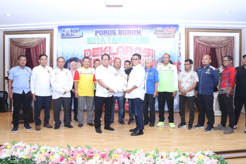 Bakal calon Gubernur Banten Andra Soni (kanan) menerima naskah deklarasi dukungan 12 Aliansi Serikat Pekerja Kota Tangerang dalam memenangkan pasangan Andra-Dimyati pada acara di Jatiuwung, Tangerang, Jumat (20/9/2024). ANTARA/HO-Istimewa