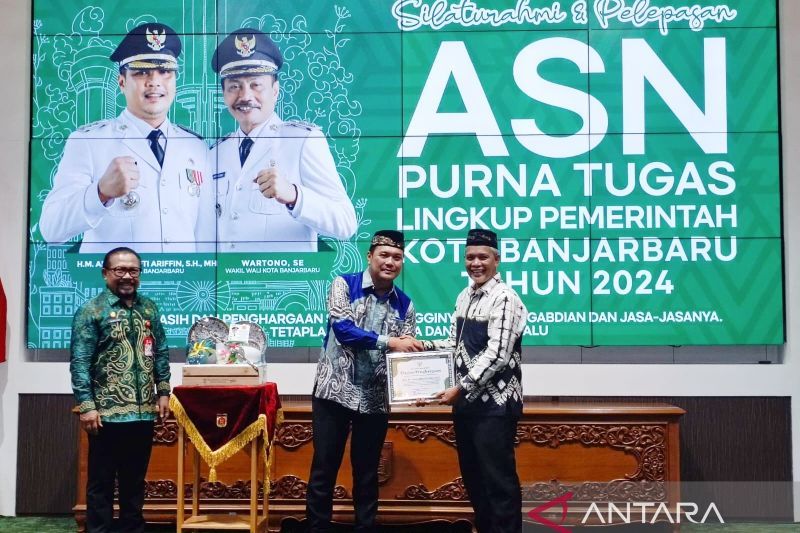 Wali Kota Banjarbaru Muhammad Aditya Mufti Ariffin menyerahkan piagam penghargaan kepada mantan Sekretaris Daerah Kota Banjarbaru Said Abdullah pada pelepasan ASN purna tugas di Aula Gawi Sabarataan Banjarbaru, Jumat (20/9/2024). (ANTARA/Yose Rizal)