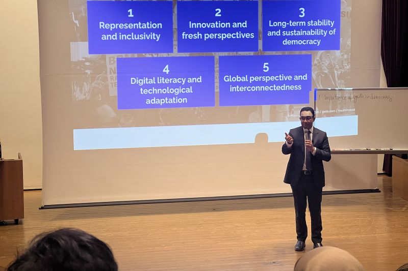 Anies Baswedan memberi kuliah umum di Sophia University, Tokyo, Jumat (20/9). (ANTARA/ Juwita Trisna Rahayu)