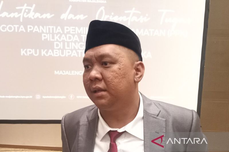 Ketua KPU Majalengka Teguh Fajar Putra Utama saat memberikan keterangan di Majalengka, Jawa Barat. (ANTARA/Fathnur Rohman)