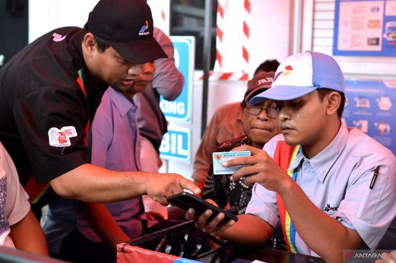 Arsip - Petugas melayani warga yang melakukan pendaftaran subsidi tepat Pertalite di SPBU kawasan Seminyak, Badung, Bali, Rabu (28/8/2024). . ANTARA FOTO/Fikri Yusuf/YU (ANTARA FOTO/FIKRI YUSUF)