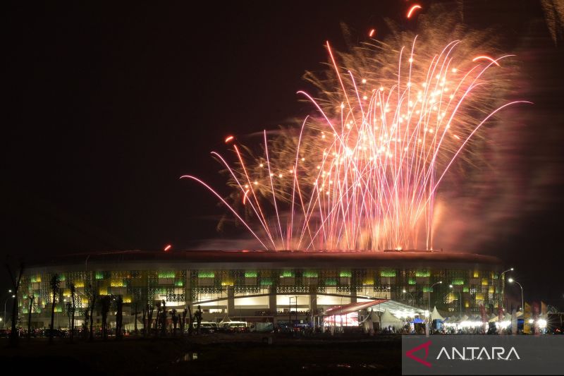 Pesta kembang api memeriahkan penutupan PON XXI Aceh-Sumut 2024 di Stadion Utama Sumatera Utara, Sumut Sport Centre, Deli Serdang, Sumatera Utara, Jumat (20/9/2024). Pelaksanaan PON XXI Aceh-Sumut 2024 resmi berakhir dan selanjutnya PON XXII akan diselenggarakan di Provinsi Nusa Tenggara Timur (NTT) dan Nusa Tenggara Barat (NTB) pada tahun 2028 mendatang. ANTARA FOTO/Fauzan/agr