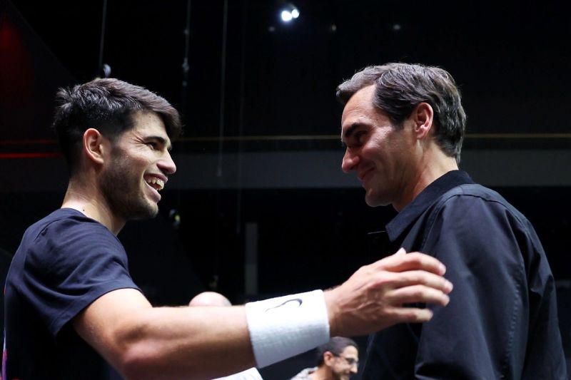 Legenda tenis Roger Federer (kiri) bertemu dengan petenis Spanyol Carlos Alcaraz dalam turnamen Laver Cup 2024 di Berlin, Jumat (20/9/2024). (ATP)
