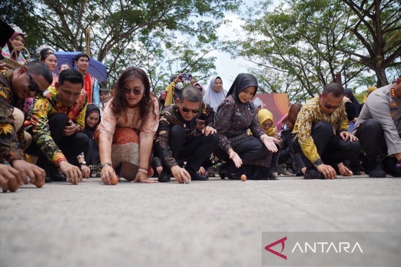 Pj Wali Kota Pontianak beserta para pihak mendirikan telur di momen peringatan Kulminasi Matahari 2024 di Tugu Khatulistiwa Pontianak, Sabtu (21/9/2024). (ANTARA/Dedi)