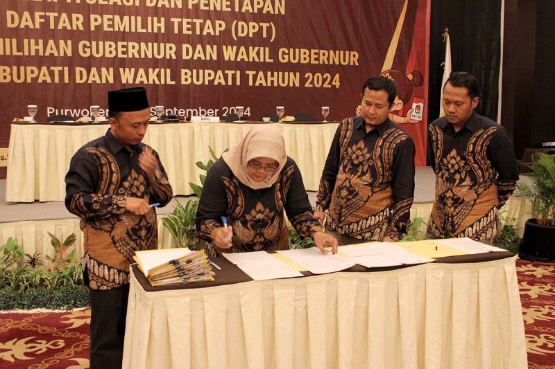 Ketua KPU Kabupaten Banyumas Rofingatun Khasanah menandatangani berita acara Rapat Pleno Terbuka Rekapitulasi dan Penetapan DPT Tingkat Kabupaten Banyumas di Purwokerto, Banyumas, Jawa Tengah, Jumat (20/9/2024). ANTARA/HO-KPU Banyumas
