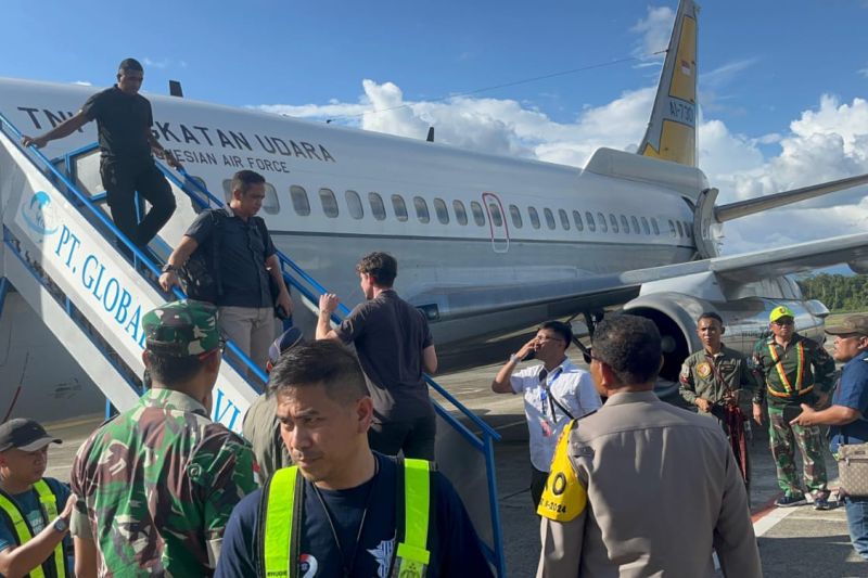 Pesawat TNI AU yang digunakan membawa Pilot Susi Air Kapten Phillip Mark menuju Bandar Udara Internasional Halim Perdanakusuma dari Lanut Yohanis Kapiyau, Timika, Sabtu (21/9) (ANTARA/HO-Humas Polda Papua)
