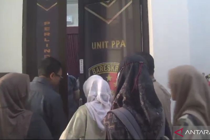 Korban perundungan R bersama keluarga didampingi Dinas DMPPA Kota Jambi saat di Polresta Jambi. (ANTARA/Tuyani)