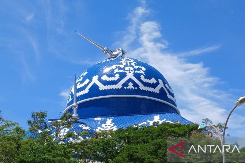 Makara kubah Masjid Agung Raja Hamidah Batam patah akibat hujan badai, pada Selasa (17/9/2024). (ANTARA/Jessica)