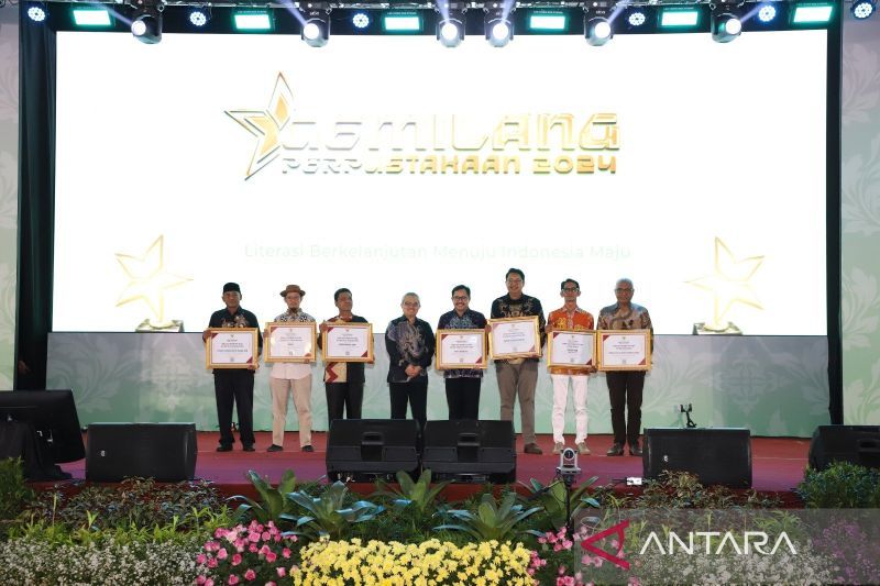 Perpusnas acting head E Aminudin Aziz (fourth from the left) at the 2024 Gemilang Perpustakaan Award event in Jakarta, on Friday (September 20, 2024). (ANTARA/HO-Perpustakaan Nasional)???????