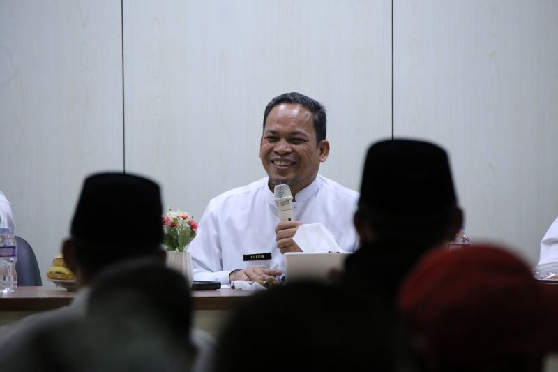 Penjabat (Pj) Wali Kota Tangerang Dr. Nurdin saat bertemu warga di Ciledug dan menjelaskan mengenai rencana pembangunan Pemkot Tangerang. (ANTARA/HO-Pemkot Tangerang)