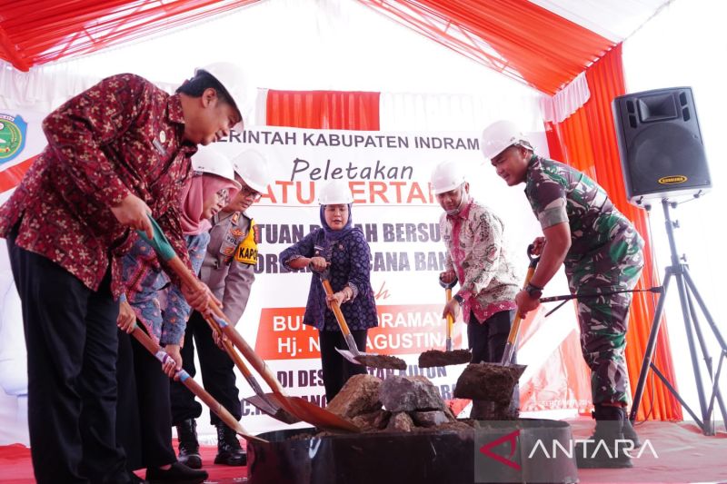 Bupati Indramayu Nina Agustina (tengah) saat memimpin peletakan batu pertama untuk program relokasi korban banjir rob di Indramayu, Jawa Barat. (ANTARA/HO-Humas Pemkab Indramayu)