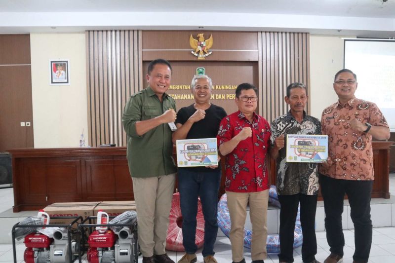 Kepala DKPP Kabupaten Kuningan Wahyu Hidayah (kanan) saat menyalurkan bantuan pompa air secara simbolis bagi kelompok petani di Kuningan, Jawa Barat. ANTARA/Dokumentasi pribadi