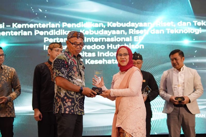 Kepala Bagian Kemitraan dan Hospitality, Biro Humas dan KIP UI, Finda Salsabila, M.A., mewakili UI saat menerima penghargaan dari Serikat Perusahaan Pers, Jumat. (20/9) (ANTARA/ Foto: Humas UI)