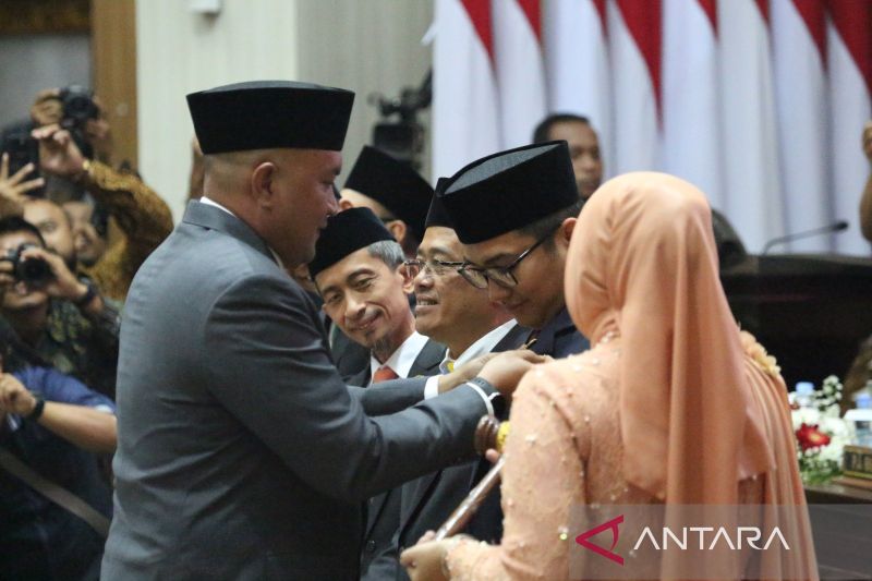 Ketua DPRD periode 2019-2024 Rudy Susmanto menyerahkan palu pimpinan DPRD kepada Sastra Winara Ketua DPRD periode 2024-2029 di Cibinong, Kabupaten Bogor, Jawa Barat, Sabtu (21/9/2024). (ANTARA/M Fikri Setiawan)