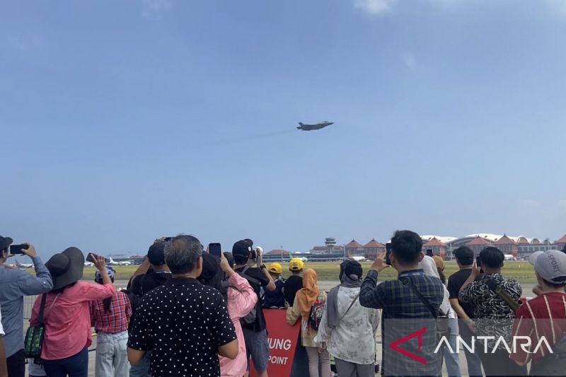Masyarakat umum saat menyaksikan aerobatik dari jet tempur F35A di Bali International Airshow, Badung, Sabtu (21/9/2024). ANTARA/Ni Putu Putri Muliantari