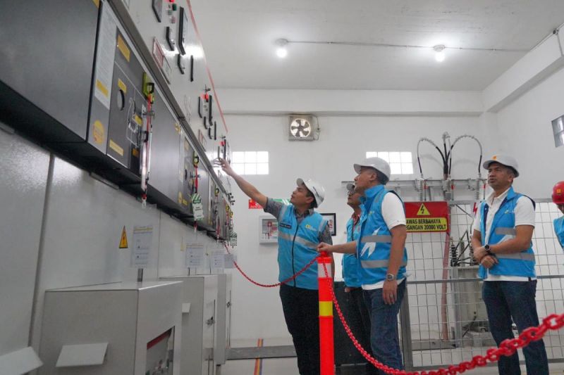 General Manager PLN UID Sumatera Utara, Saleh Siswanto (kiri) memantau pasokan listrik di gardu hubung venue Sport Center menjelang penutupan PON XXI Aceh - Sumut. (ANTARA/HO-PLN UID Sumatera Utara)