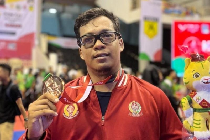 Atlit Karate Sulsel sekaligus pegawai Lembaga Pemasyarakatan (Lapas) Kelas I A Makassar Zesar Idrus Sentosa menunjukkan medali yang diperolehnya usai bertanding di PON XXI Aceh-Sumut 2024. ANTARA/HO-Dokumentasi Kemenkumham Sulsel