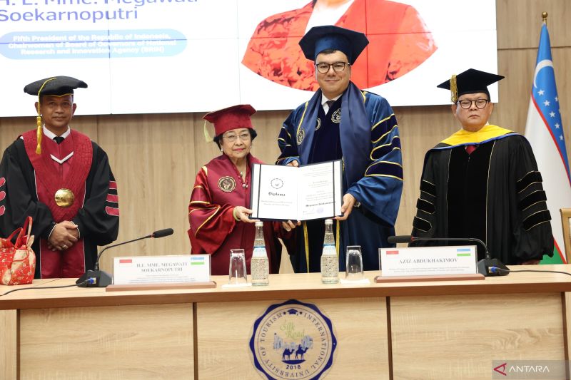 The fifth Indonesian President, Megawati Soekarnoputri is awarded the honorary professor title in the field of tourism and cultural heritage in Samarkand, Uzbekistan, on September 21. (ANTARA/Monang Sinaga).