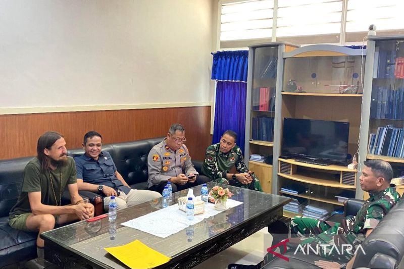 Pilot Susi Air Phillip Mark Mehrtens (kiri) bersama sejumlah anggota TNI/Polri usai operasi pembebasan dirinya dari penyanderaan Tentara Pembebasan Nasionanl Papua Barat-Organisasi Papua Merdeka (TPNPB-OPM) di Timika, Kabupaten Mimika, Papua Tengah, Sabtu (21/9/2024). ANTARA/HO-Puspen TNI/aa. (Handout Puspen TNI)